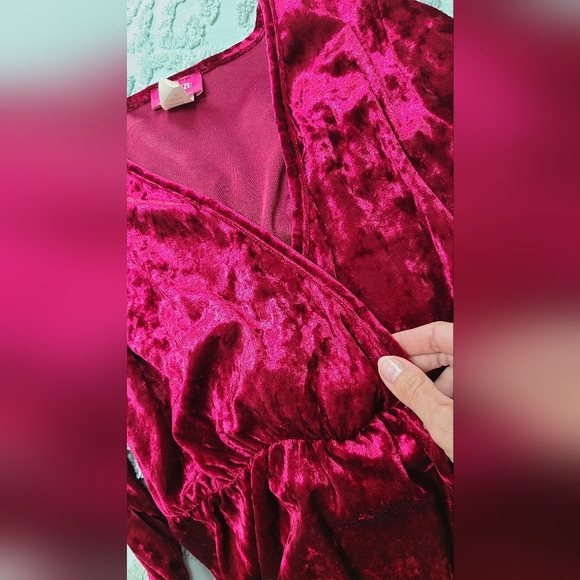Elegant Velvet V-Neck Dress in Rich Burgundy - Picture 5 of 6